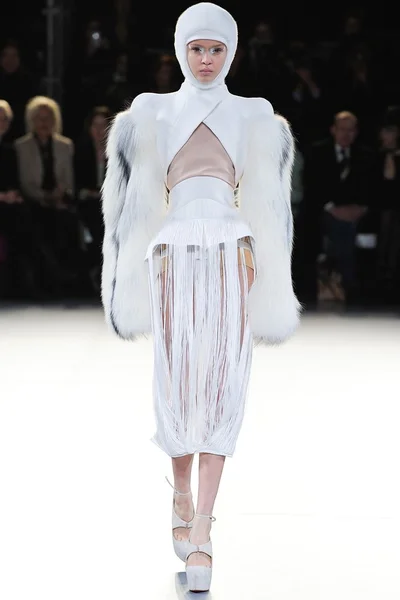 Look 3